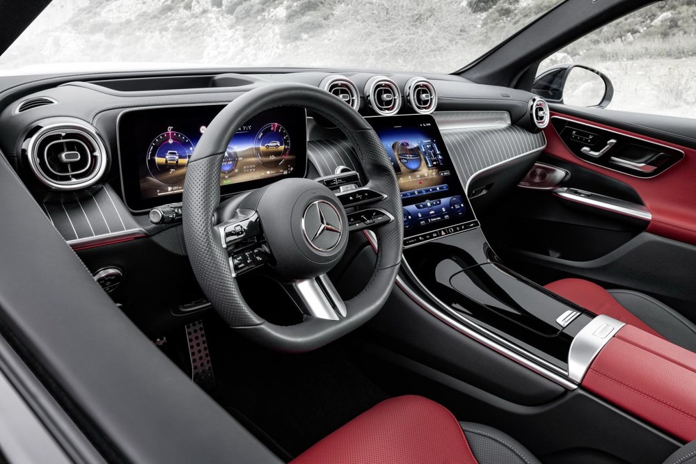 Mercedes-Benz GLC 2023 được trang bị 2 màn hình lớn trong xe