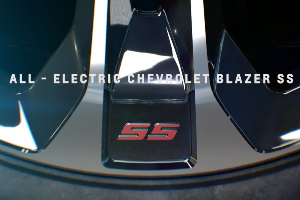 Logo "SS" màu đỏ trên vành la-zăng của Chevrolet Blazer EV SS 2023