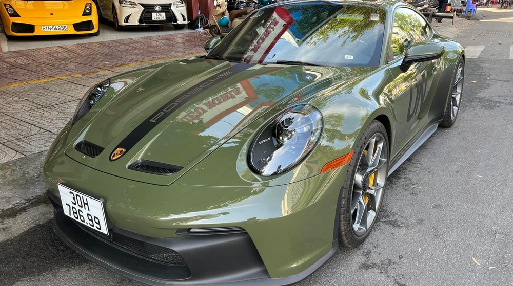 Số tự động chưa đã, “Qua” Vũ tậu Porsche 911 GT3 2022 số sàn độc nhất Việt Nam, màu sơn còn là hàng độc