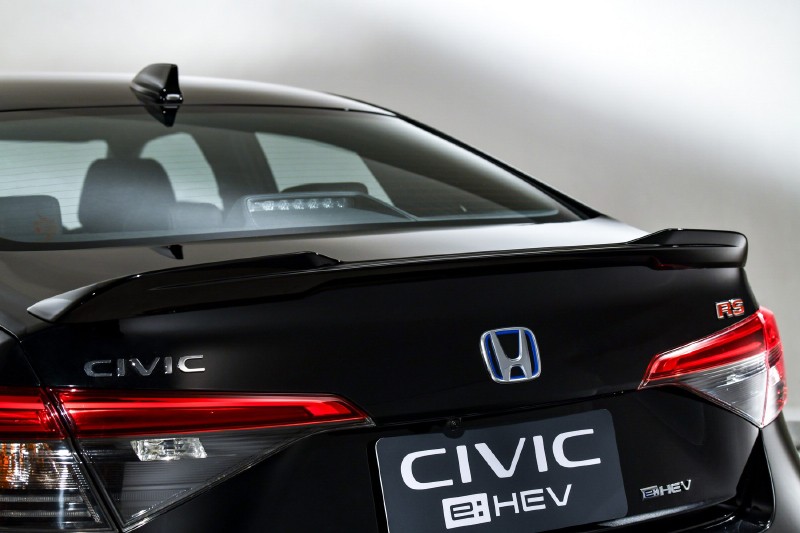 Honda Civic 2022 bản RS có cánh gió đuôi...