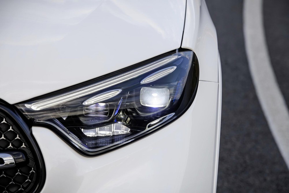 Mercedes-Benz GLC 2023 được trang bị đèn pha LED High Performance tiêu chuẩn và đèn Digital Light tùy chọn
