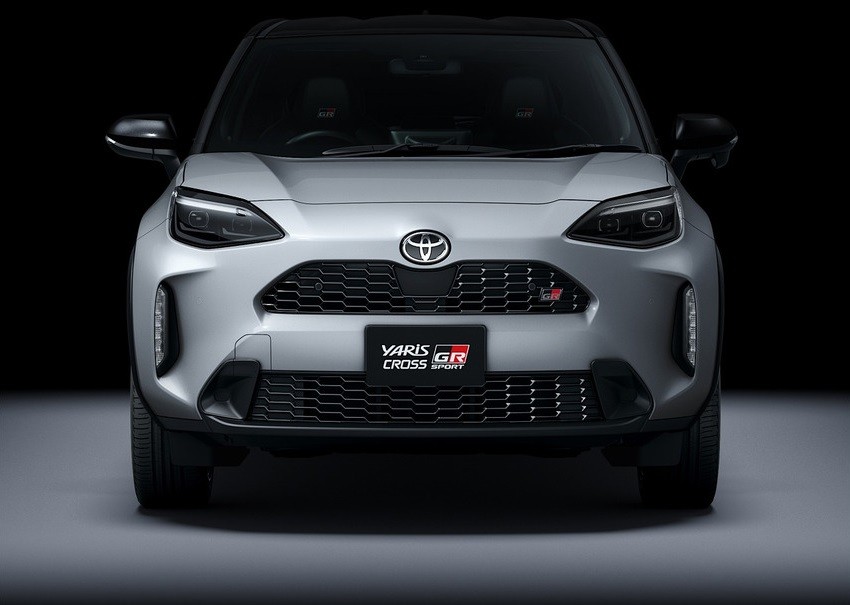 Cận cảnh đầu xe của Toyota Yaris Cross 2022 bản GR Sport mới