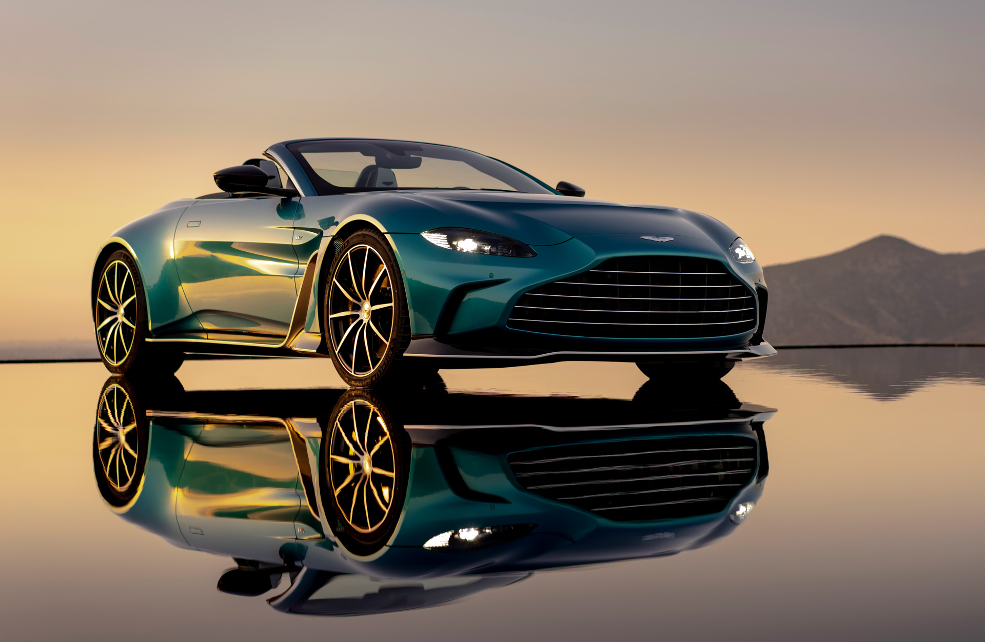 Aston Martin V12 Vantage Roadster: Giới hạn chỉ 249 chiếc và đã được bán sạch