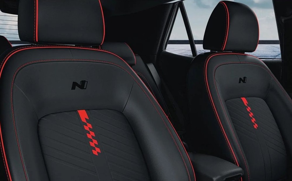 Ghế bọc da màu đen với những điểm nhấn màu đỏ của Hyundai Venue N Line 2022